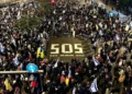 Manifestantes que exigen la liberación de todos los rehenes de Gaza se manifiestan con un escrito que destaca los 505 días que llevan en cautiverio, en la Puerta de Begin en Tel Aviv, el 22 de febrero de 2025. (Yael Gadot/Movimiento de Protesta Pro-Democracia)