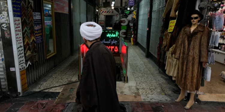 Un clérigo camina frente a un centro comercial en el norte de Teherán, Irán, el 27 de enero de 2025. (Foto AP/Vahid Salemi)