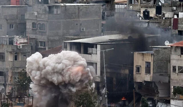 Columnas de humo se elevan tras una explosión durante una redada israelí en el campo de refugiados de Nur Shams, cerca de Tulkarem, en la Judea y Samaria ocupada, el 9 de febrero de 2025. (Foto de Zain JAAFAR / AFP)