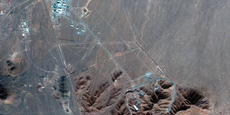 Esta fotografía satelital del 4 de noviembre de 2020 tomada por Maxar Technologies muestra el sitio nuclear iraní de Fordow. (Maxar Technologies vía AP)