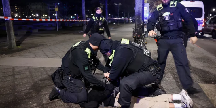 Hombre apuñalado en monumento al Holocausto en Berlín