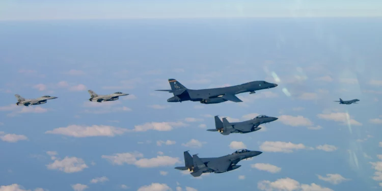 Dos B-1B Lancers de la Fuerza Aérea de EE.UU. vuelan en formación con dos F-15 Slam Eagles de la Fuerza Aérea de la República de Corea y dos F-16 Fighting Falcons de la Fuerza Aérea de EE.UU. durante un entrenamiento bilateral en el espacio aéreo de entrenamiento sobre Corea del Sur, 20 de febrero de 2025. A los aviones se unieron cuatro F-35A de la ROKAF, un F-16 más de la Fuerza Aérea de EE.UU. y cuatro F-35B Lightning II del Cuerpo de Marines de EE.UU. para entrenamiento de ataque de precisión e interdicción aérea. (Foto cortesía de la Fuerza Aérea de la ROK)