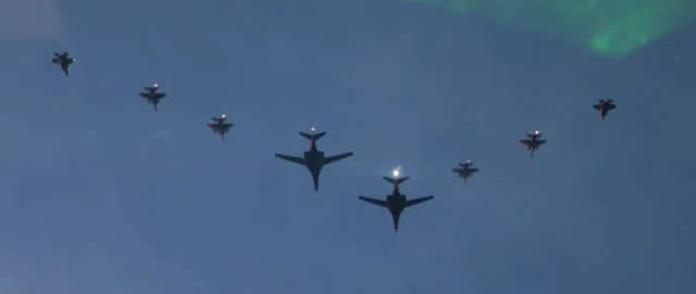 Bombarderos B-1B en cielo de Corea durante aniversario del Norte