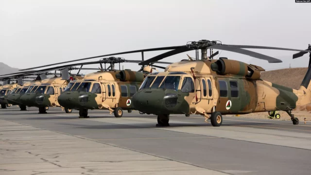 Uzbekistán transfiere siete helicópteros Black Hawk a EE. UU.