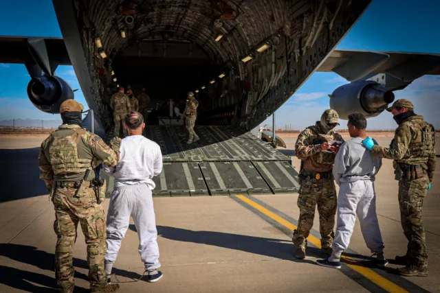 Avión C-17 de EE. UU. lleva migrantes detenidos a Guantánamo