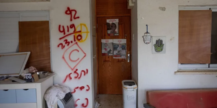 La entrada a la casa de la familia Bibas en el kibutz Nir Oz, 21 de noviembre de 2023 (Chaim Goldberg/Flash90)