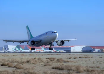 Imagen: Un avión aterriza en el Aeropuerto Internacional Imán Jomeini de Teherán, el 4 de febrero de 2021. (Saeed Kaari/IKAC vía AP)