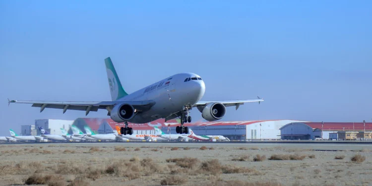 Imagen: Un avión aterriza en el Aeropuerto Internacional Imán Jomeini de Teherán, el 4 de febrero de 2021. (Saeed Kaari/IKAC vía AP)