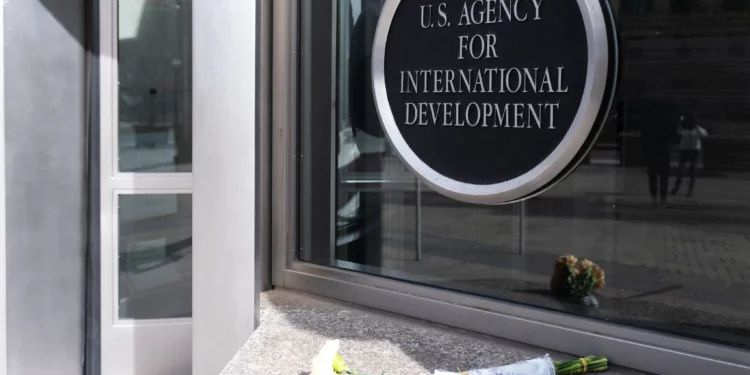 Un ramo de flores blancas colocado afuera de la sede de la Agencia de los Estados Unidos para el Desarrollo Internacional (USAID), en Washington, el 7 de febrero de 2025. (Manuel Balce Ceneta/AP)