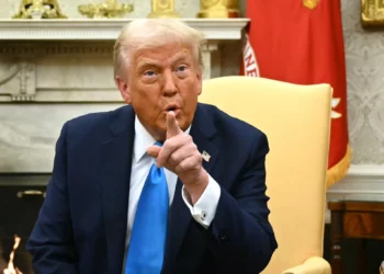 El presidente de Estados Unidos, Donald Trump, señala durante una reunión con el primer ministro de Israel en la Oficina Oval de la Casa Blanca en Washington, DC, el 4 de febrero de 2025. (ANDREW CABALLERO-REYNOLDS / AFP)