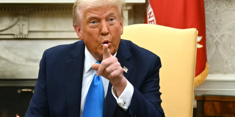 El presidente de Estados Unidos, Donald Trump, señala durante una reunión con el primer ministro de Israel en la Oficina Oval de la Casa Blanca en Washington, DC, el 4 de febrero de 2025. (ANDREW CABALLERO-REYNOLDS / AFP)