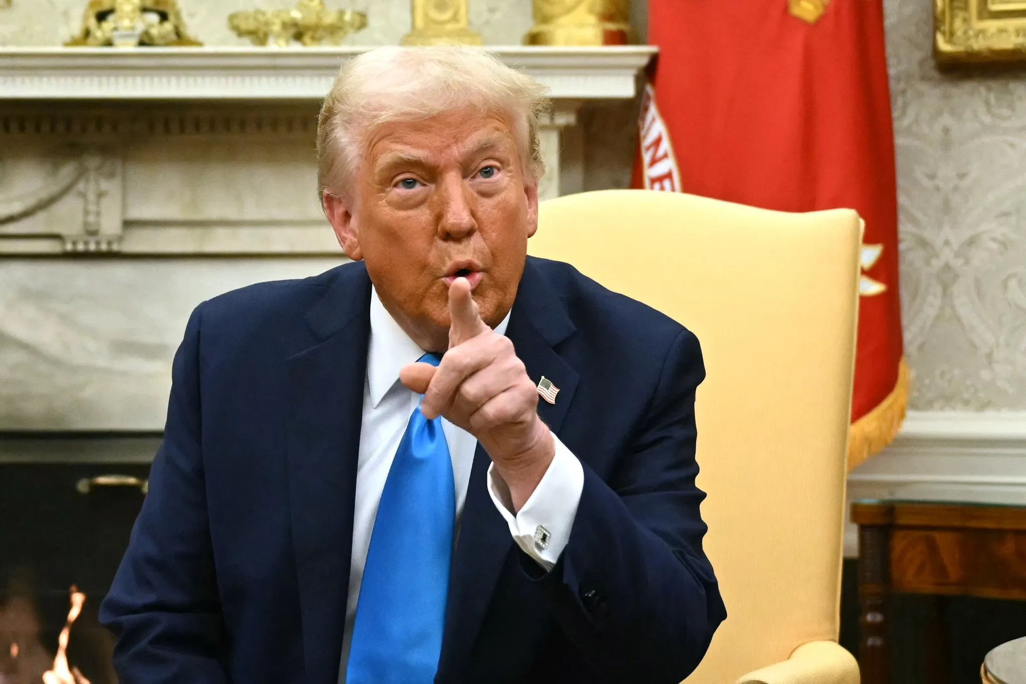 El presidente de Estados Unidos, Donald Trump, señala durante una reunión con el primer ministro de Israel en la Oficina Oval de la Casa Blanca en Washington, DC, el 4 de febrero de 2025. (ANDREW CABALLERO-REYNOLDS / AFP)