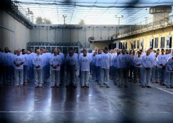 El Servicio Penitenciario de Israel viste a los terroristas palestinos presos que van a ser liberados con camisetas que muestran su logotipo, una estrella de David y la frase en árabe: “No olvidaremos ni perdonaremos”, 15 de febrero de 2025. (Servicio Penitenciario de Israel)