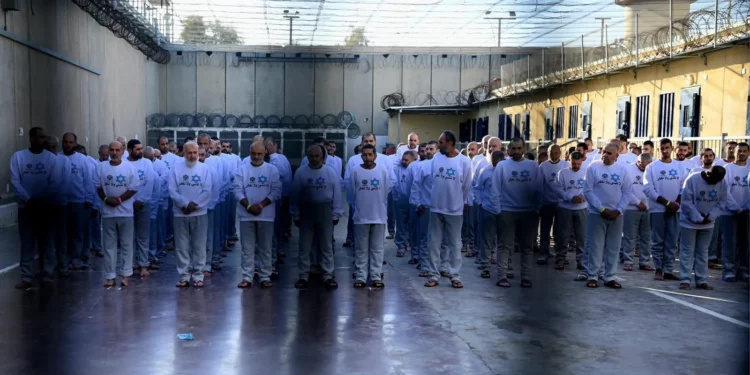 El Servicio Penitenciario de Israel viste a los terroristas palestinos presos que van a ser liberados con camisetas que muestran su logotipo, una estrella de David y la frase en árabe: “No olvidaremos ni perdonaremos”, 15 de febrero de 2025. (Servicio Penitenciario de Israel)