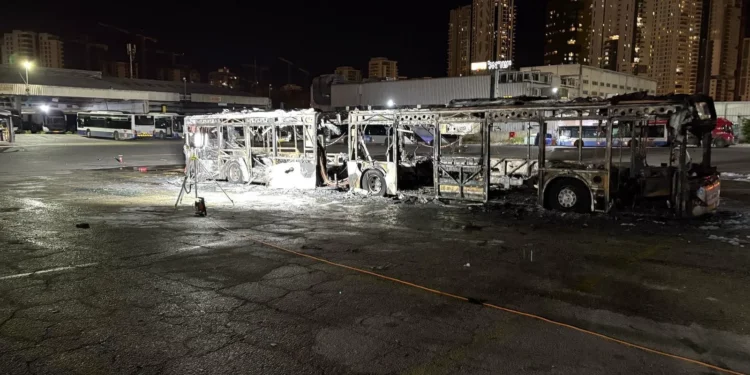 Explosión de tres autobuses en Tel Aviv en presunto ataque terrorista