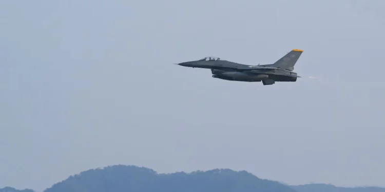 Un F-16 Fighting Falcon del 80.º Escuadrón de Cazas despega de la Base Aérea de Gwangju, República de Corea, en apoyo de ACE durante Beverly Pack 25-1, el 14 de enero de 2025.