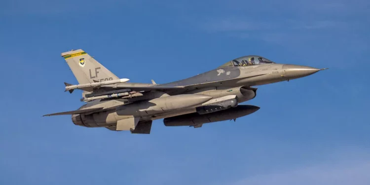 Un F-16 Fighting Falcon asignado al 309º Escuadrón de Caza, sobrevuela la Base de la Fuerza Aérea Luke, Arizona, el 12 de enero de 2023. [Nota del autor: aunque identificado como asignado al 309º FS, el avión tiene las marcas del 310º FS] (Foto de la Fuerza Aérea de los EE. UU. por el Sargento Noah D. Coger)