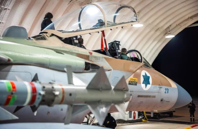 Desde la cabina de un piloto ruso del F-16 israelí