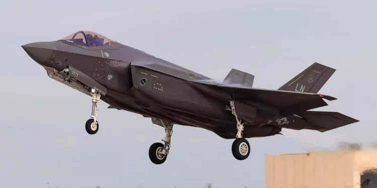 Un F-35A de la Fuerza Aérea de los EE. UU. del 493º Escuadrón de Caza durante el ejercicio Falcon Strike 2022 en Italia.