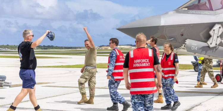 La RAAF carga artefactos explosivos en cazas F-35A en Guam