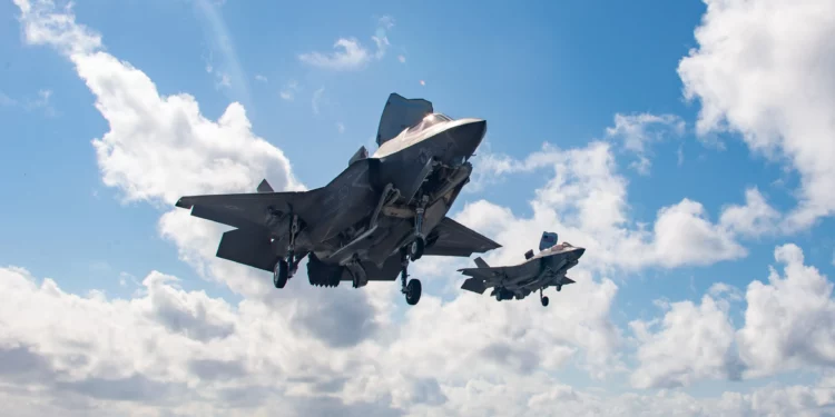 F-35B, MV-22B Osprey y CH-53E en el mar de Filipinas