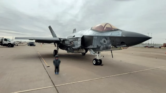 Fotos revelan F-35C de EE. UU. con revestimiento espejo