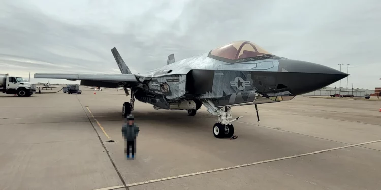 Fotos revelan F-35C de EE. UU. con revestimiento espejo