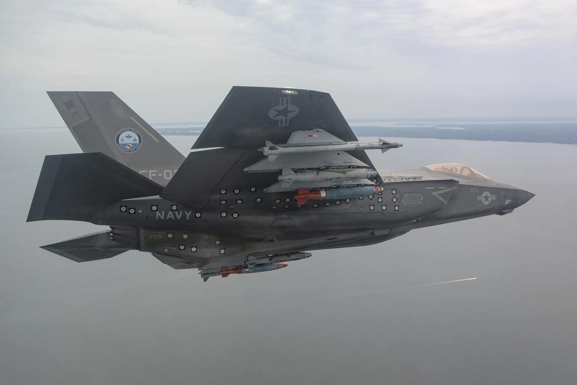 El piloto de pruebas del Cuerpo de Marines de EE. UU., mayor Dylan "Bilbo" Nicholas, pilotea un F-35C durante una prueba de vuelo GBU-38/54 en NAS Patuxent River, Maryland, el 21 de junio de 2022. (Foto de la Marina de EE. UU. por Kyra Helwick)
