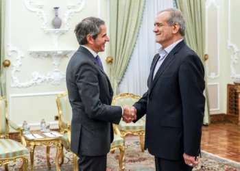 El presidente iraní, Masoud Pezeshkian, recibe al jefe del Organismo Internacional de Energía Atómica, Rafael Grossi (izq.), durante una reunión en Teherán el 14 de noviembre de 2024. (Presidencia iraní / AFP)