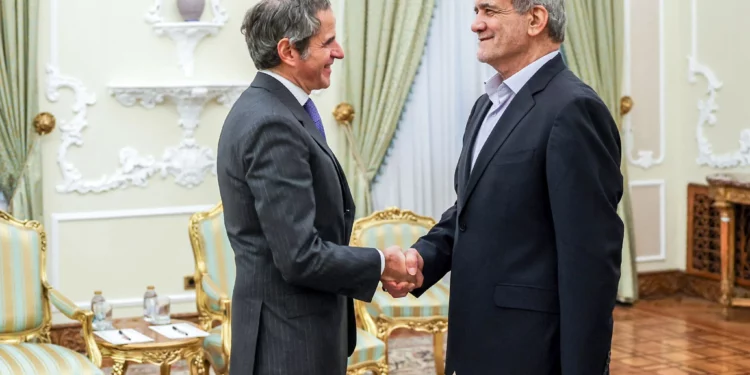 El presidente iraní, Masoud Pezeshkian, recibe al jefe del Organismo Internacional de Energía Atómica, Rafael Grossi (izq.), durante una reunión en Teherán el 14 de noviembre de 2024. (Presidencia iraní / AFP)