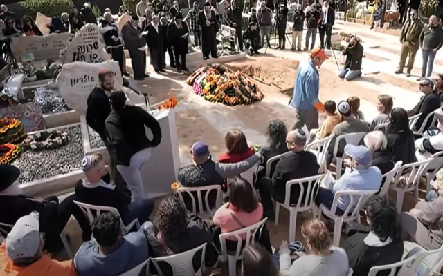 Shiri, Ariel y Kfir Bibas enterrados en un solo ataúd