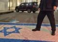 Funcionario jordano pisotea la bandera de Israel