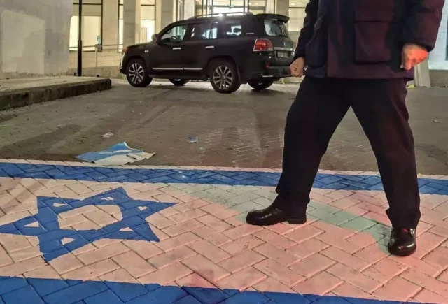 Funcionario jordano pisotea la bandera de Israel