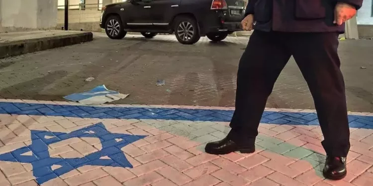 Funcionario jordano pisotea la bandera de Israel