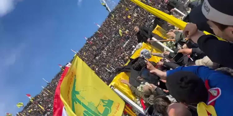 Decenas de miles gritan “Muerte a Israel” en funeral de Nasrallah