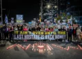 Manifestantes protestan por la liberación de los rehenes retenidos en la Franja de Gaza, frente a la sede militar de Kirya en Tel Aviv, el 18 de febrero de 2025. (Avshalom Sassoni/Flash90)