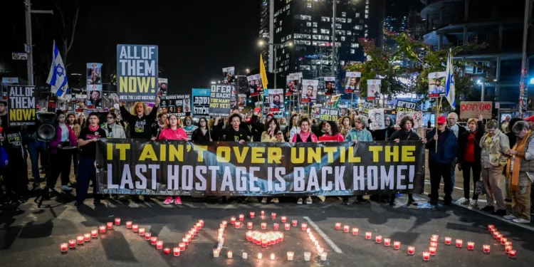 Manifestantes protestan por la liberación de los rehenes retenidos en la Franja de Gaza, frente a la sede militar de Kirya en Tel Aviv, el 18 de febrero de 2025. (Avshalom Sassoni/Flash90)