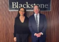 Tom Nides (derecha), vicepresidente de estrategia y relaciones con los clientes de Blackstone, y Yifat Oron, directora ejecutiva sénior de Blackstone, en la oficina de Tel Aviv del gestor de activos alternativos el 3 de febrero de 2025. (Cortesía)