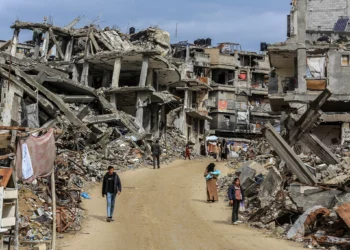 Los palestinos deambulan entre los escombros de sus casas, destruidas en la guerra entre Israel y Hamás, en la ciudad de Jan Yunis, en el sur de la Franja de Gaza, el 23 de febrero de 2025. (Abed Rahim Khatib/Flash90)