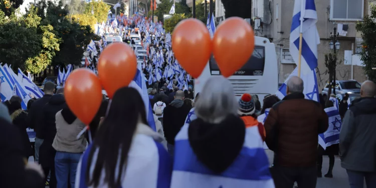 Multitud despide a Shiri Bibas y sus hijos en un emotivo cortejo fúnebre