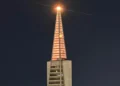 Las principales ciudades del mundo encendieron luces naranjas el viernes y sábado en memoria de Shiri, Ariel y Kfir Bibas,