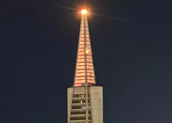 Las principales ciudades del mundo encendieron luces naranjas el viernes y sábado en memoria de Shiri, Ariel y Kfir Bibas,