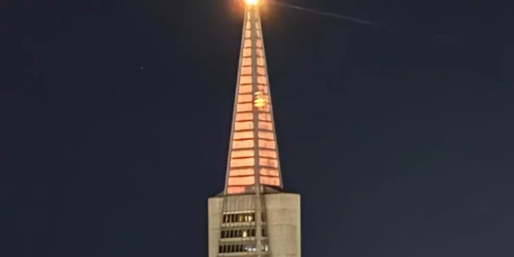 Las principales ciudades del mundo encendieron luces naranjas el viernes y sábado en memoria de Shiri, Ariel y Kfir Bibas,