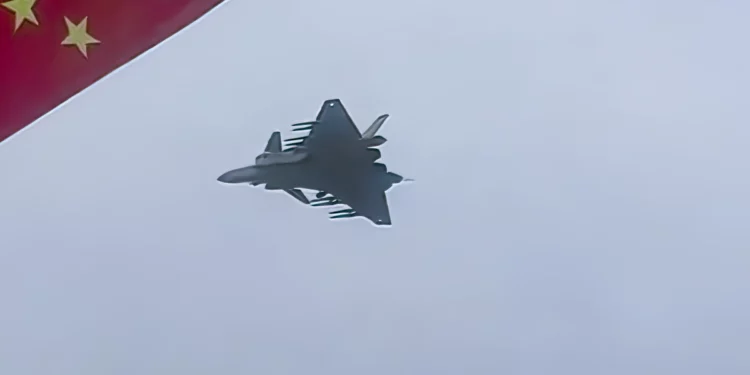 J-20 chino muestra misiles externos en su “modo bestia”