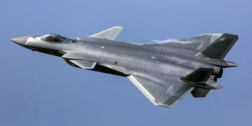 China equipa con J-20 a una brigada en reemplazo del J-11