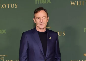 Jason Isaacs luce pin de rehén en estreno de “The White Lotus”