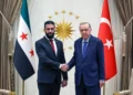 El presidente turco, Recep Tayyip Erdogan, a la derecha, estrecha la mano del presidente interino de Siria, Ahmed al-Sharaa, durante su reunión en el palacio presidencial, en Ankara, Turquía, el 4 de febrero de 2025. (Presidencia turca vía AP)