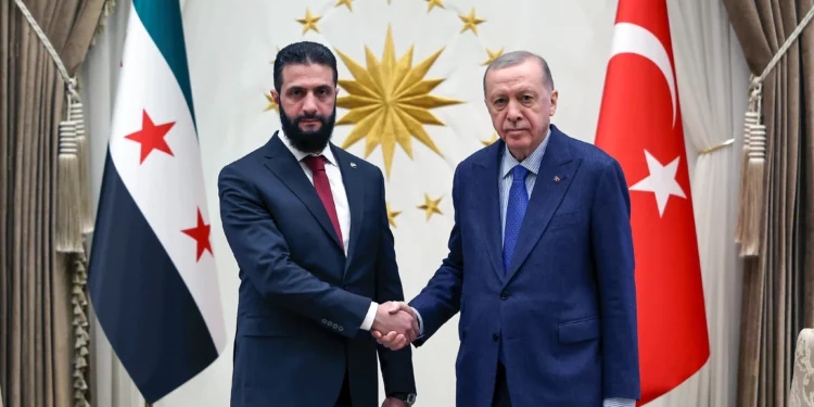 El presidente turco, Recep Tayyip Erdogan, a la derecha, estrecha la mano del presidente interino de Siria, Ahmed al-Sharaa, durante su reunión en el palacio presidencial, en Ankara, Turquía, el 4 de febrero de 2025. (Presidencia turca vía AP)