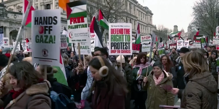 Miles protestan en Londres contra plan de Trump para Gaza