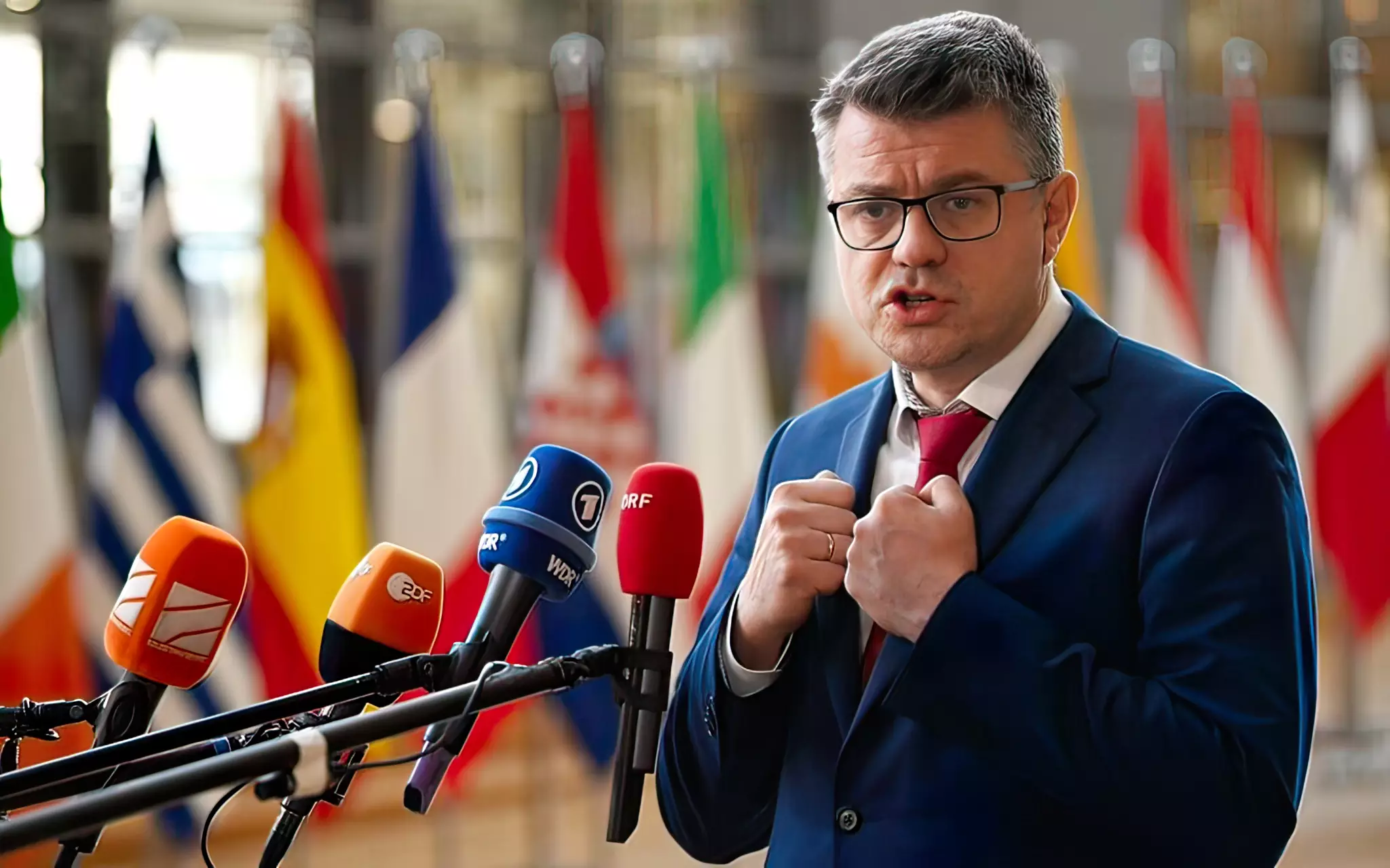 El ministro de Asuntos Exteriores de Estonia, Urmas Reinsalu, habla con la prensa durante una reunión del Consejo de Asuntos Exteriores en la sede de la UE en Bruselas el 14 de noviembre de 2022. (John Thys/AFP)